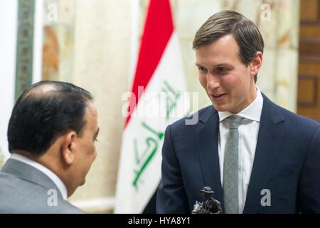 Bagdad, Irak. 3. April 2017. Jared Kushner, Senior Advisor und Schwiegersohn Präsident Trump, erhält ein Geschenk von irakischen Minister für Verteidigung Erfan al-Hiyali vor einem bilateralen Treffen an das Ministry of Defense 3. April 2017 in Bagdad, Irak. Bildnachweis: Planetpix/Alamy Live-Nachrichten Stockfoto