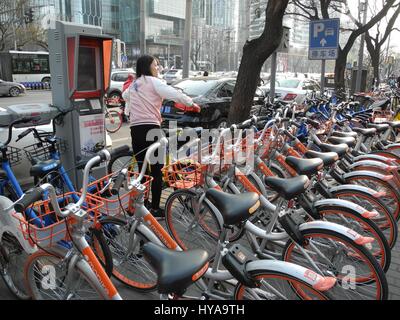 Peking, China. 28. März 2017. Fahrräder Fahrrad Vermieter "Mobike' auf einer Straße in Peking, China, 28. März 2017 gesehen. Foto: Simina Mistreanu/Dpa/Alamy Live News Stockfoto