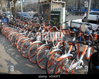 Peking, China. 28. März 2017. Fahrräder Fahrrad Vermieter "Mobike' auf einer Straße in Peking, China, 28. März 2017 gesehen. Foto: Simina Mistreanu/Dpa/Alamy Live News Stockfoto