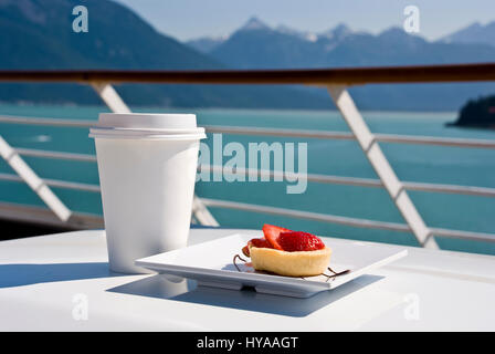 Alaska - Haines - Genuss mit einem Erdbeer Mini Herb und heißen Getränk auf dem Deck des Kreuzfahrtschiffes genießen Stockfoto