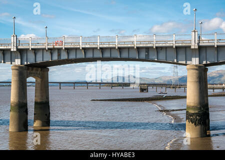 Blick auf die Berge und Clackmannan Brücke durch unterstützt von Kincardine Brücke, Kincardine, Fife, Schottland, UK an sonnigen Frühlingstag Stockfoto