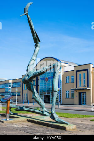 Die Beine des Mannes-Skulptur von Bryan Kneale am Terminaleingang am Flughafen Ronaldsway Stockfoto