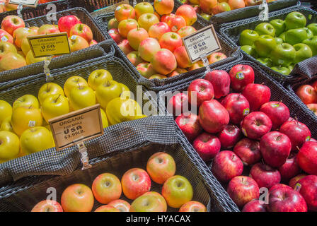 Äpfel auf dem Display für Kauf Stockfoto