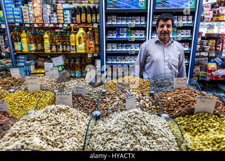 Iranischen Mann in seinem Laden in Isfahan, Hauptstadt der Provinz Isfahan im Iran Stockfoto