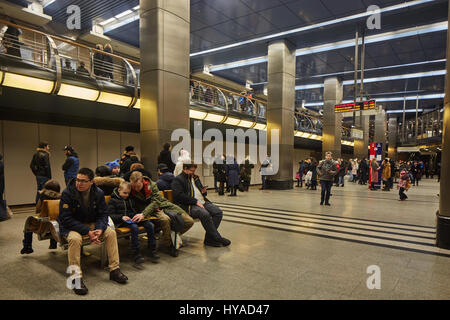 Moskau - 10. Januar 2017: Leute warten auf Zug an der Moskauer Metro Stockfoto