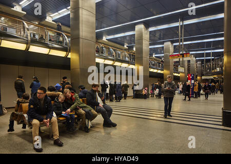 Moskau - 10. Januar 2017: Leute warten auf Zug an der Moskauer Metro Stockfoto