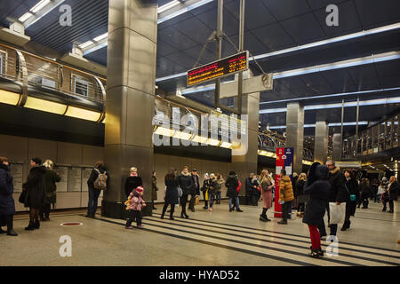 Moskau - 10. Januar 2017: Leute warten auf Zug an der Moskauer Metro Stockfoto