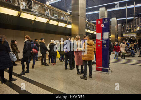 Moskau - 10. Januar 2017: Leute warten auf Zug an der Moskauer Metro Stockfoto