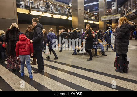 Moskau - 10. Januar 2017: Leute warten auf Zug an der Moskauer Metro Stockfoto