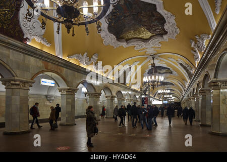 Moskau - 10. Januar 2017: Leute warten auf Zug an der Moskauer Metro Stockfoto