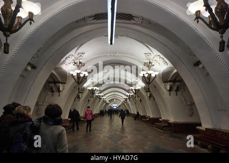 Moskau - 10. Januar 2017: Leute warten auf Zug an der Moskauer Metro Stockfoto