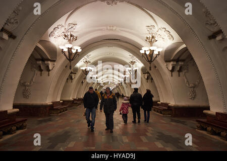 Moskau - 10. Januar 2017: Leute warten auf Zug an der Moskauer Metro Stockfoto