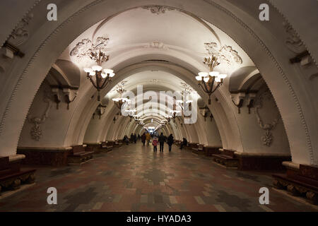 Moskau - 10. Januar 2017: Leute warten auf Zug an der Moskauer Metro Stockfoto