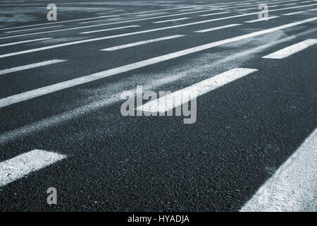 Linien auf nassem Asphalt breite Straße Perspektivansicht. Struktur und Hintergrund Stockfoto