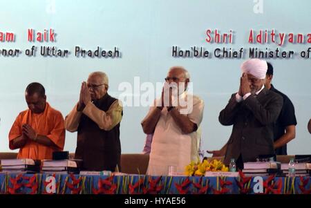 Allahabad, Indien. 2. April 2017. Oberrichter von Indien Jagdish Singh Khehar, Prime Minister Narendra Modi, Uttar Pradesh Gouverneur Ram Naik und Uttar Pradesh Aditya Nath Yogi willkommen Leute während der Abschlussfeier der 150. Jahrestag der Allahabad High Court in Allahabad. Bildnachweis: Prabhat Kumar Verma/Pacific Press/Alamy Live-Nachrichten Stockfoto