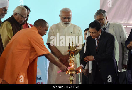 Allahabad, Indien. 2. April 2017. Prime Minister Narendra Modi, Uttar Pradesh Gouverneur Ram Naik, Uttar Pradesh Aditya Nath Yogi Oberrichter High Court und andere Gerechtigkeit Beleuchtung Lampe während der Abschlussfeier der 150. Jahrestag der Allahabad High Court in Allahabad. Bildnachweis: Prabhat Kumar Verma/Pacific Press/Alamy Live-Nachrichten Stockfoto