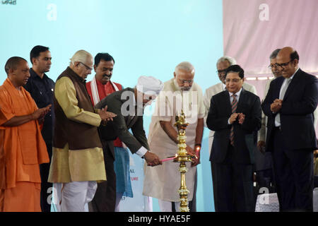 Allahabad, Indien. 2. April 2017. Prime Minister Narendra Modi, Uttar Pradesh Gouverneur Ram Naik, Uttar Pradesh Aditya Nath Yogi Oberrichter High Court und andere Gerechtigkeit Beleuchtung Lampe während der Abschlussfeier der 150. Jahrestag der Allahabad High Court in Allahabad. Bildnachweis: Prabhat Kumar Verma/Pacific Press/Alamy Live-Nachrichten Stockfoto