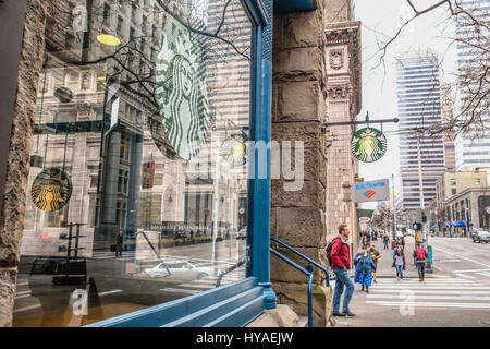 Mehrere Starbucks Coffee Anzeichen von Windows von einer Seattle Straße reflektiert Stockfoto