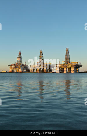 Deepwater Drill Rigs vorübergehend in Speicher, Uhr Licht, Harbor Island, Canyon Port, Port Aransas. Stockfoto