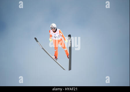 Team Kanada Skispringer Mackenzie Boyd-Clowes fliegt die Großschanze springen im Whistler Olympic Park während der 2017 CDN-Meisterschaften.  S Stockfoto