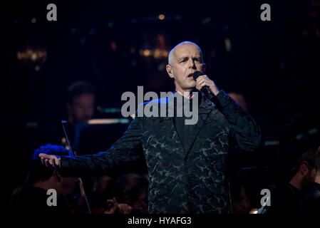 Neil Tennant von den Pet Shop Boys führt für den Teenage Cancer Trust jährliche Konzertreihe in der Royal Albert Hall in London auf der Bühne. Stockfoto