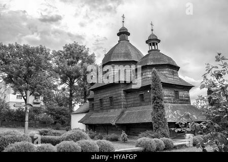 Hölzerne Dreifaltigkeitskirche in Schowkwa. UNESCO-Welterbe. Schwarz / weiß Stockfoto