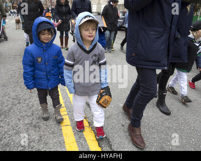 Little League-Spieler in Prospect Park parade Samstag Beginn der Baseball-Saison und der Park 150. Geburtstag feiern. Stockfoto