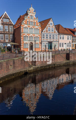 Alte Häuser mit Spiegelbild im Wasser in Stade, Deutschland Stockfoto