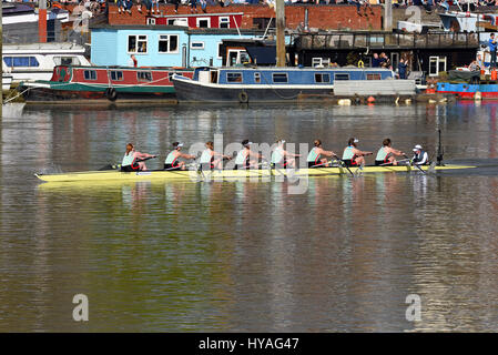 Die Frauen Boot, Universität Cambridge Boat Race auf der Themse bei Barnes, London. Women's Race Oxford und Cambridge, Cambridge gewonnen. Stockfoto