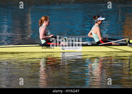 Die Frauen Boot, Universität Cambridge Boat Race auf der Themse bei Barnes, London. Women's Race Oxford und Cambridge, Cambridge gewonnen. Stockfoto