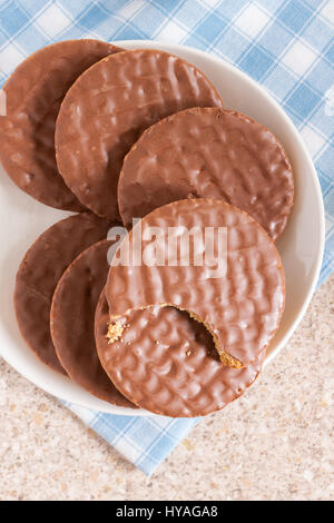 Verdauungsfördernde Sweetmeal oder Vollkorn Kekse überzogen Milchschokolade Stockfoto