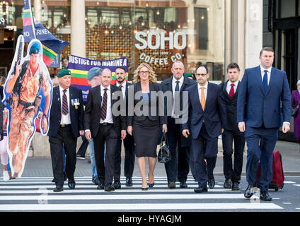 Claire Blackman, Frau eines Marine Sergeant Alexander Blackman und ihre Anhänger kommen bei den Royal Courts of Justice Stockfoto