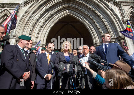 Claire Blackman, Ehefrau von Marine A, Sergeant Alexander Blackman, erfährt, dass er innerhalb von 2 Wochen veröffentlicht werden soll Stockfoto