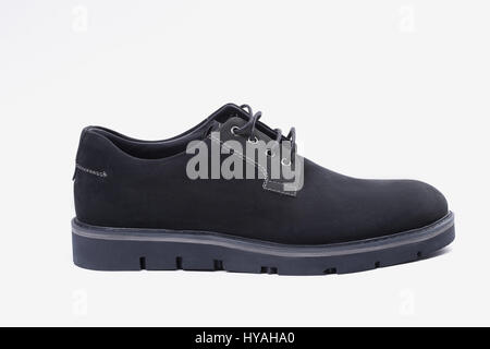 männliche braune Schuhe Leder auf weißem Hintergrund, isoliertes Produkt Stockfoto