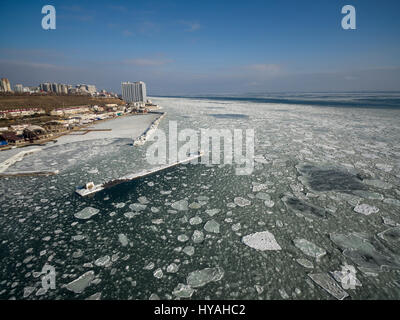 Luftbild-Drohne Bild des Schwarzen Meeres auf 12 Station Strand in Odessa Ukraine eingefroren. Stockfoto