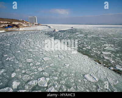 Luftbild-Drohne Bild des Schwarzen Meeres auf 12 Station Strand in Odessa Ukraine eingefroren. Stockfoto