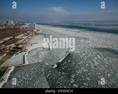 Luftbild-Drohne Bild des Schwarzen Meeres auf 12 Station Strand in Odessa Ukraine eingefroren. Stockfoto