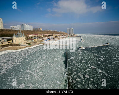 Luftbild-Drohne Bild des Schwarzen Meeres auf 12 Station Strand in Odessa Ukraine eingefroren. Stockfoto