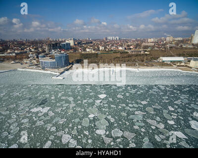 Luftbild-Drohne Bild des Schwarzen Meeres auf 12 Station Strand in Odessa Ukraine eingefroren. Stockfoto