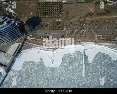 Luftbild-Drohne Bild des Schwarzen Meeres auf 12 Station Strand in Odessa Ukraine eingefroren. Stockfoto