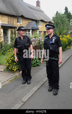 & Rechtsordnung, Polizei, Thames Valley Offiziere zu Fuß im Takt. Stockfoto