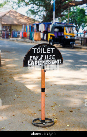 Öffentlichen Damen & Herren bezahlen WC Schild am Straßenrand in einer Straße in Fort Cochin, Kerala, Südindien Stockfoto