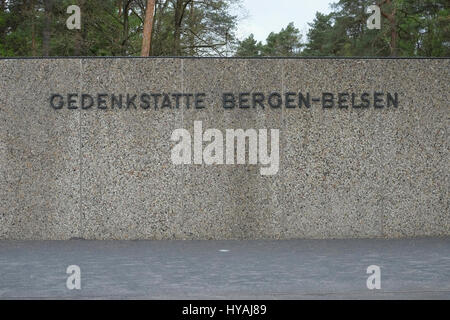 Deutschland, Niedersachsen, Bergen-Belsen, moderne Betonwand bezeichnen den Rand des ehemaligen Konzentrationslagers. Stockfoto