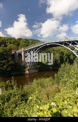 Blick auf die Klasse 1, Ironbridge, Shropshire, England aufgeführt Cast Iron Bridge über den Fluss Severn. Stockfoto