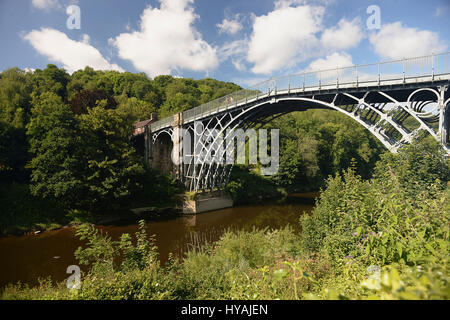 Blick auf die Klasse 1, Ironbridge, Shropshire, England aufgeführt Cast Iron Bridge über den Fluss Severn. Stockfoto