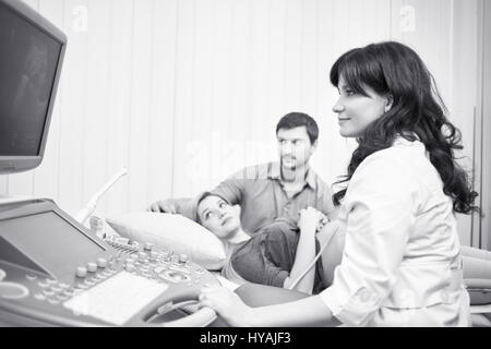 Monochrom erschossen von einem Liebespaar schwanger im Krankenhaus Stockfoto