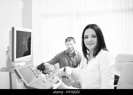 Monochrom erschossen von einem Liebespaar schwanger im Krankenhaus Stockfoto