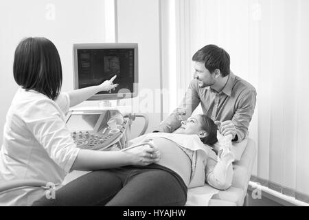 Monochrom erschossen von einem Liebespaar schwanger im Krankenhaus Stockfoto