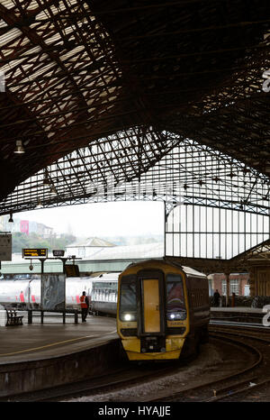 Erstes Great Western Klasse 158 Diesel Zug am Bahnhof Bristol Temple Meads, UK Stockfoto