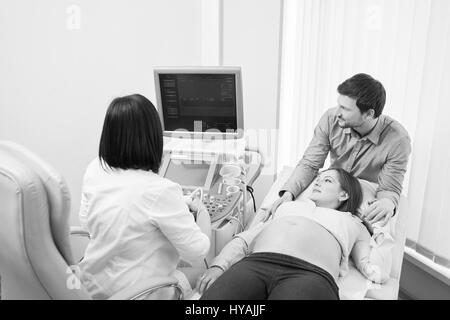 Monochrom erschossen von einem Liebespaar schwanger im Krankenhaus Stockfoto